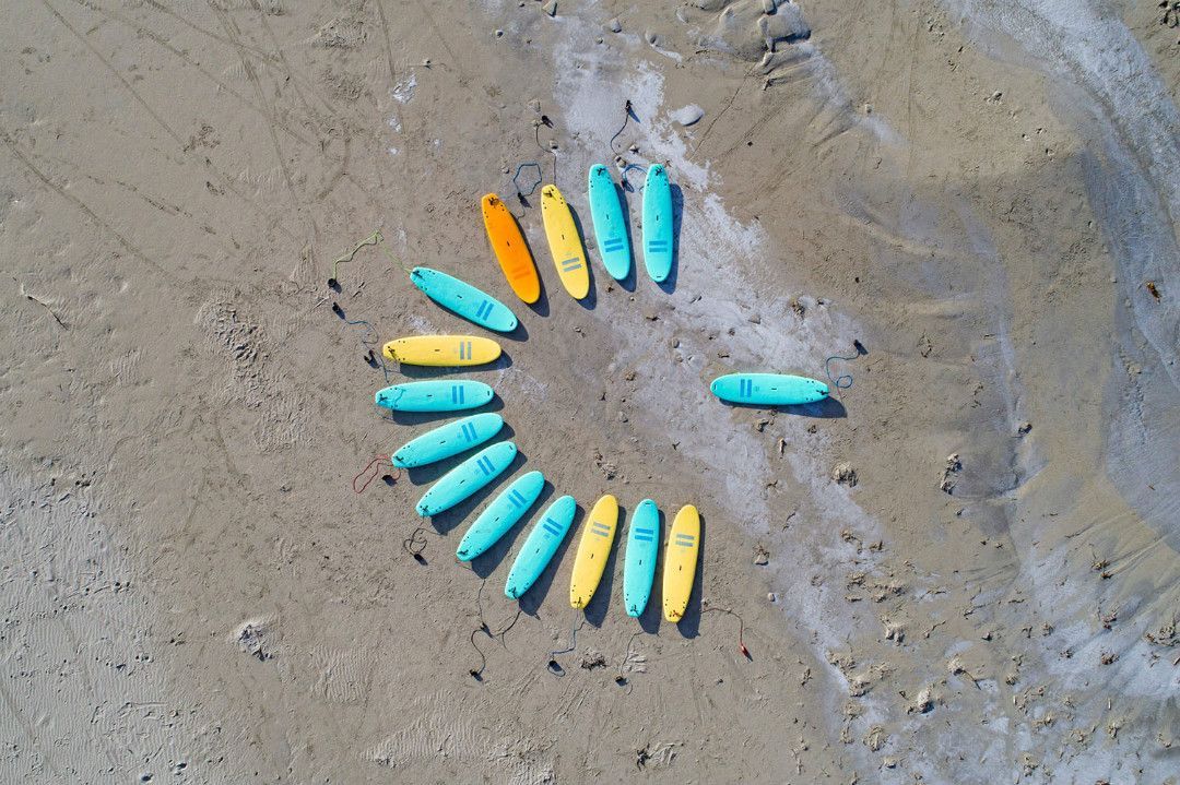 在白雪中伴着极光闪烁冲个浪，是种怎样的新奇体验？