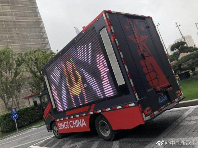 周杰伦架中国新歌声试音车现身上海 音乐试音