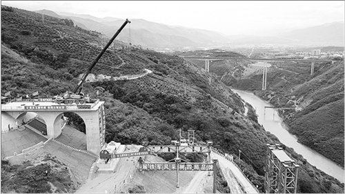 玉磨铁路元江特大桥建设提速 昆明到版纳火车