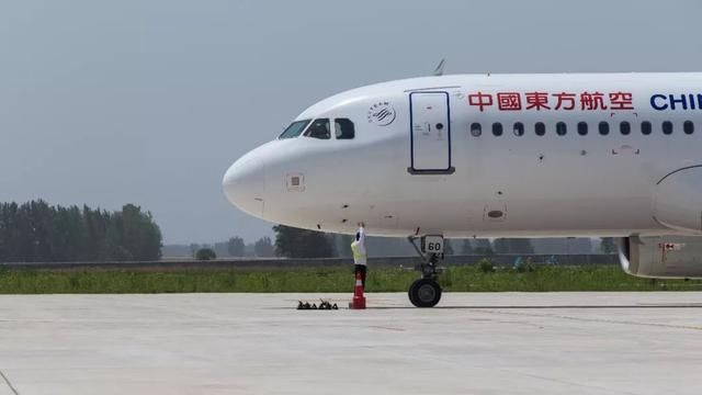 刚刚，空客A320客机成功起降信阳明港机场