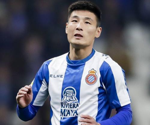 武磊人气暴涨 站在两位美女中间显腼腆 球衣销