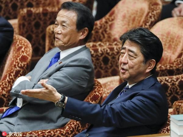 安倍出席财政预算会议 与麻生太郎同排闭眼“打瞌睡”