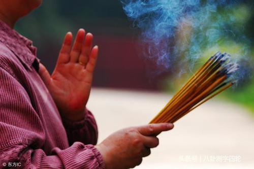 他找算命先生跟他算命,算命先生算到不敢做声