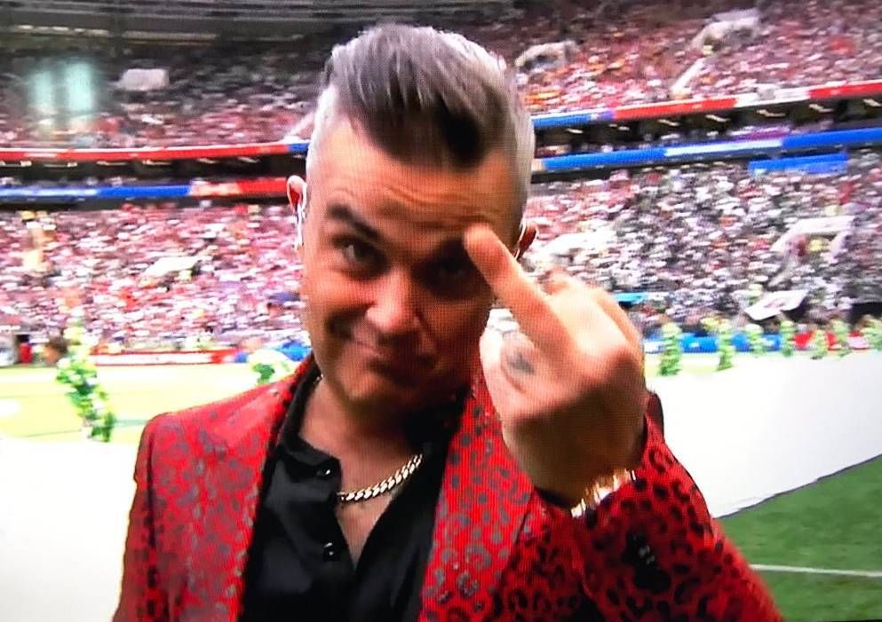 沃克调侃开幕式竖中指:对阿里打招呼的方式真