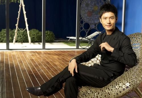 黄晓明除了幸福什么都有，发文澄清有人造谣，自己过得很幸福