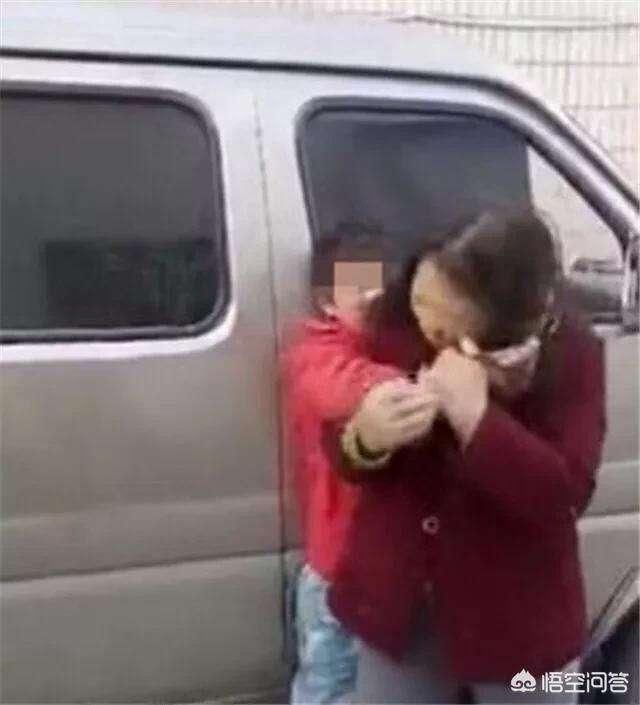 十岁男孩剪刀脚挤压妈妈脖子, 这位妈妈从头到尾不反抗,怎么想的