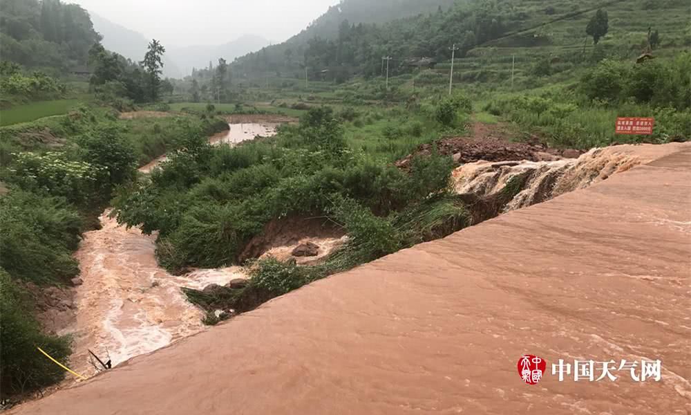 四川遭遇暴雨 多地出现灾情