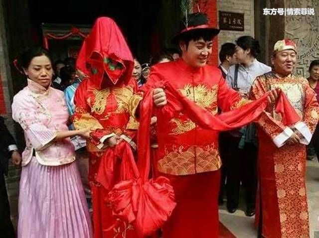 婚礼上你就要下我们的工资卡婆婆你是不想让我俩好好过日子吗