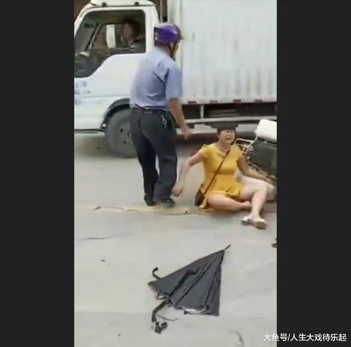 揭阳街头轿车与摩托车剐蹭, 骑车男子砸轿车发