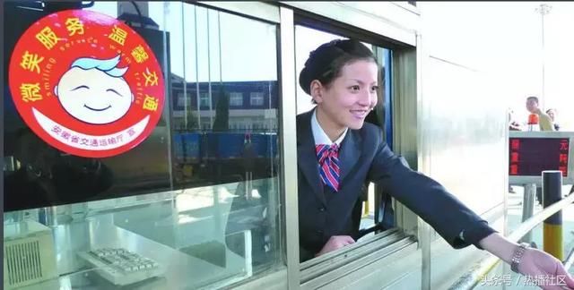 高速站收费员化身微笑哥 抬头转身似跳机械舞