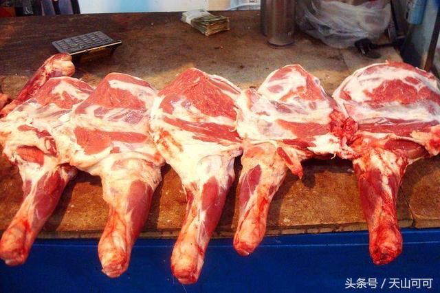 新疆人就这么置办年货,整只羊提回家,一次吃半只太正常了