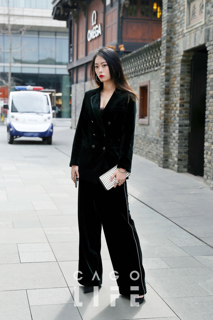 成都街拍,牛仔衣外套内搭红黑格子衬衫,休闲与