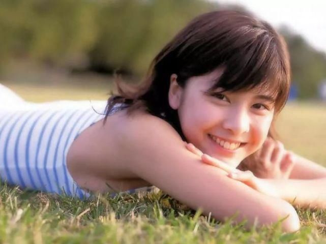 竹内结子去世,木村拓哉闻讯在片场发呆哭喊,化妆师为其处理眼肿