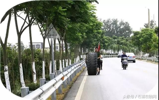 “轮胎哥”经过石首，计划推着软胎到“香港”，在线君热情迎接