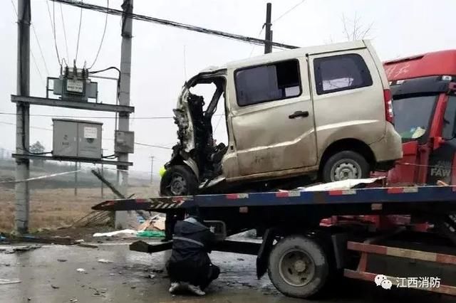 一辆江西籍面包车在湖北遇车祸，10人死亡，春运回家，注意安全