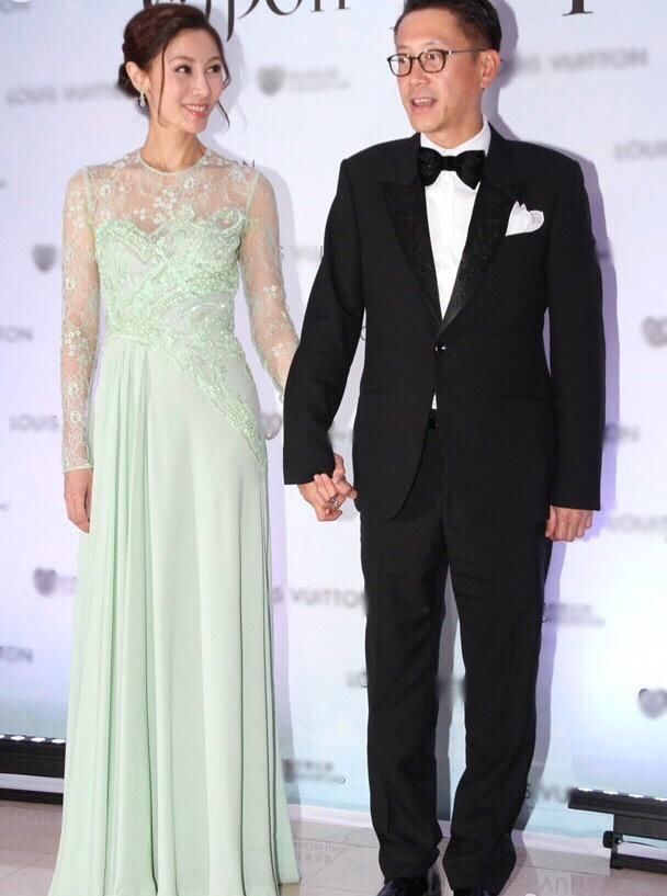李嘉欣美貌水平好稳定，穿身蕾丝花纹礼服，老公站身边气场也不虚