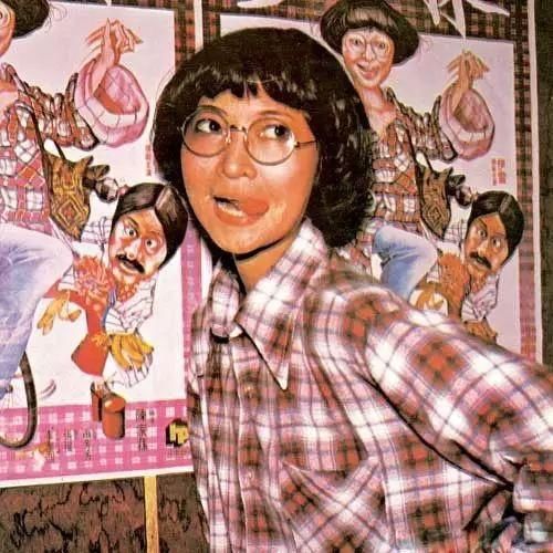 《世上只有妈妈好》的原唱,当红时甩掉谢贤,天生残疾却活成传奇