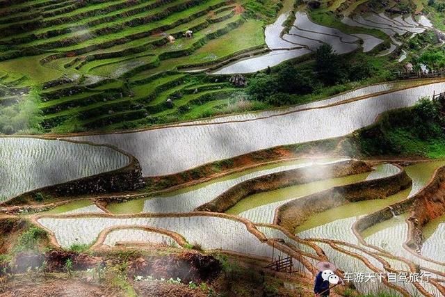 中国有两个最美丽的小城，一个是湖南的凤凰，一个是福建的……