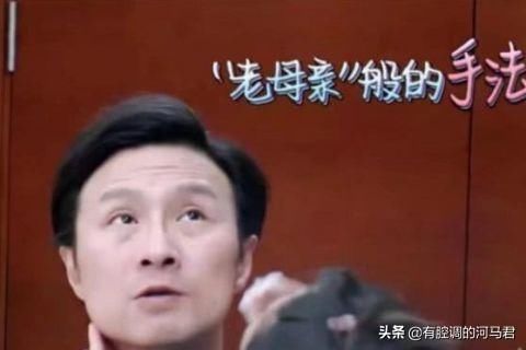 当汪峰摘下眼镜时,章子怡下意识的动作暴露两