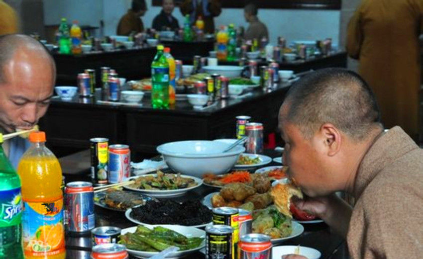 出家人的年夜饭:菜品丰富,无人说话,一片宁静祥和