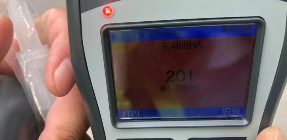 红绿灯下丨为躲v妻子急中生智甩锅妻子悔不出名的高中江苏图片