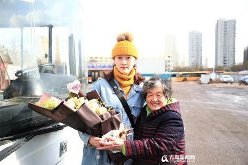 最美弯腰女孩找到了!是咱青岛95后小嫚儿