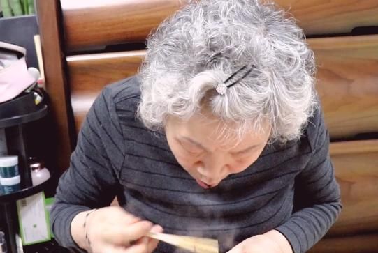 韩国80岁老婆婆爱上懒人火锅,年轻人都被辣哭,她却吃到停不下来