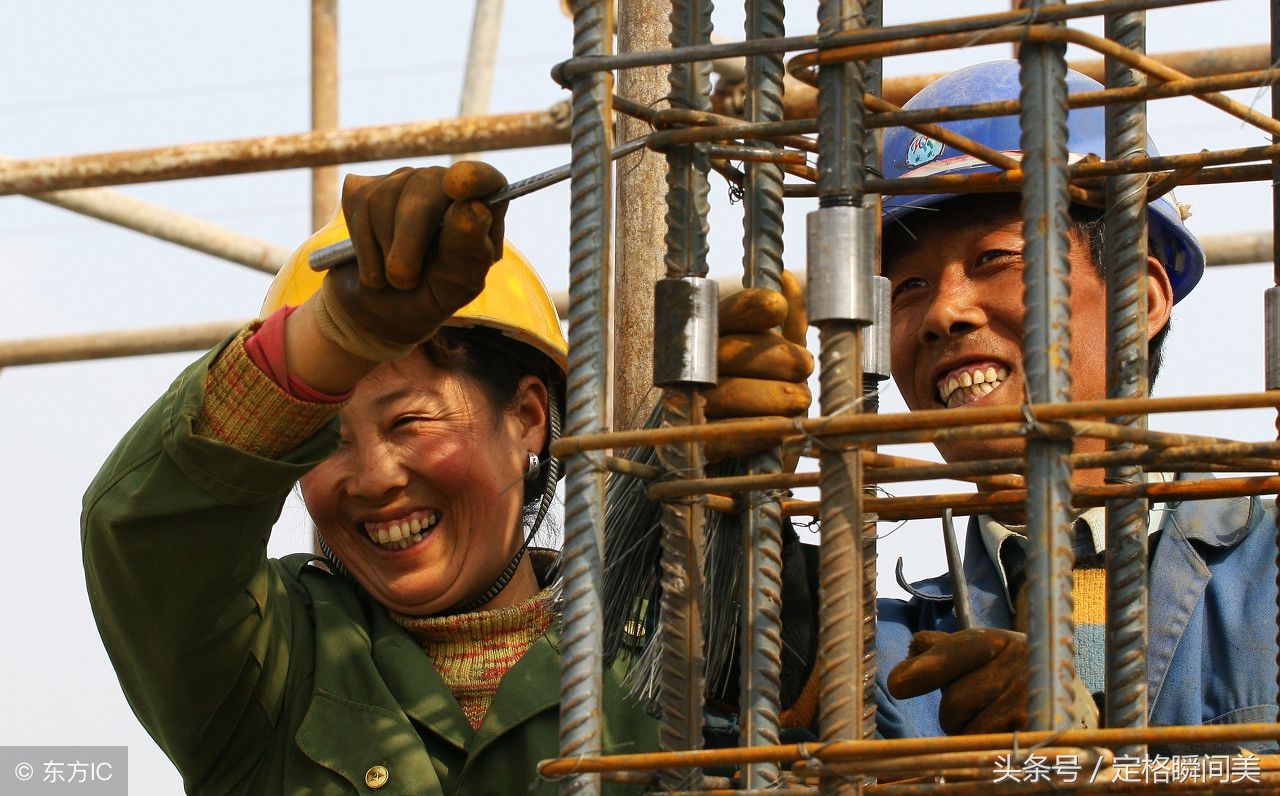 工地上的打工的农民工不辞辛苦 赚钱养家 为他