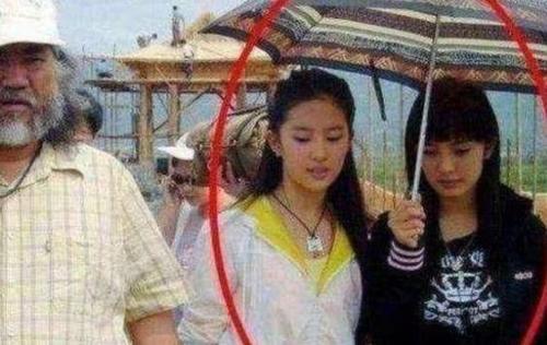 十年前她只配给刘亦菲打伞,如今成为一线女星