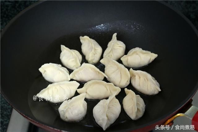 按自己顺手的方法包起饺子