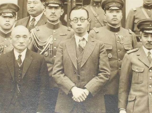 溥仪携夫人重游故宫,走来一老头,溥仪见了不由