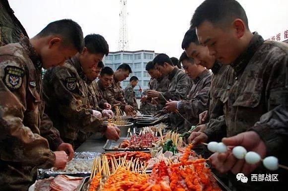 年夜饭大羊整只烤!只有在部队，才能体会到这种豪迈感