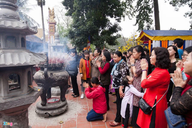 越南人春节期间纷纷前往寺庙祈福，一度致街道拥堵