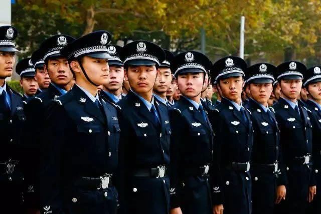 长大后我就成了你：一身警服，两辈传承