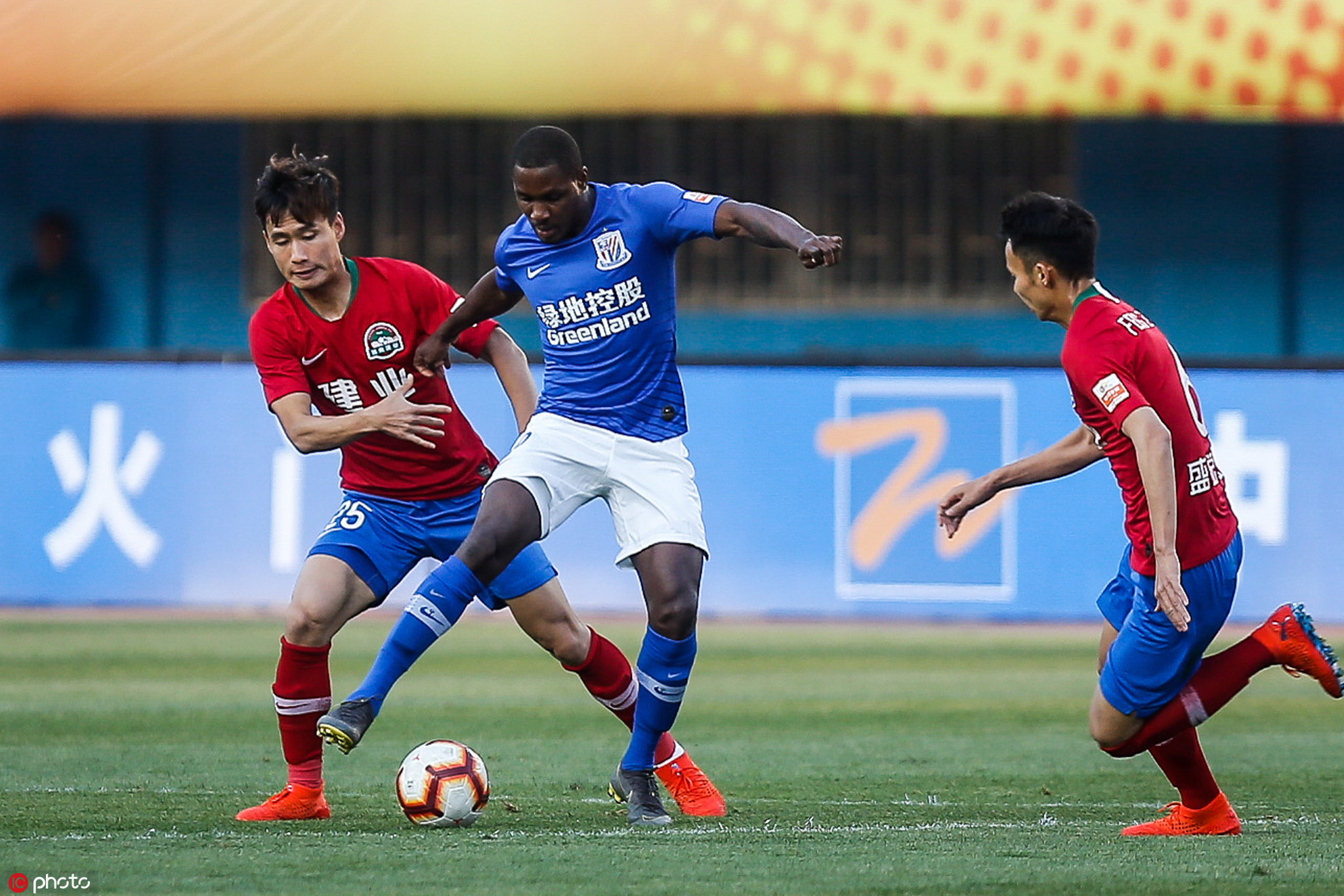 客场2比1击败河南建业,申花攻克航海体育场赢