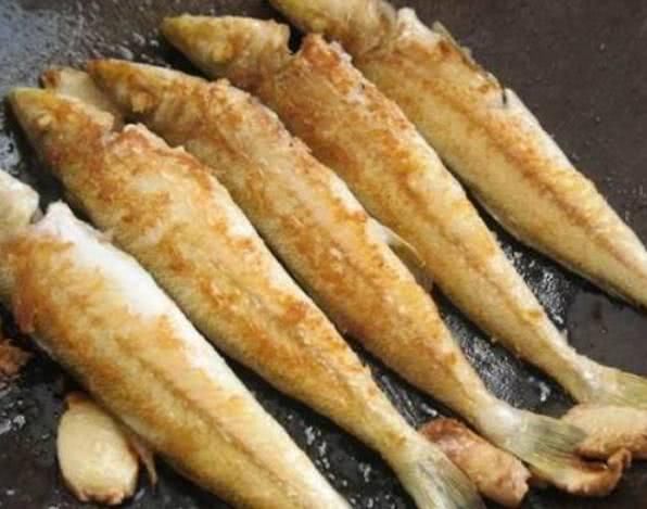 煎鱼用冷油还是热油下锅?很多人都不知道,难怪粘锅还掉皮