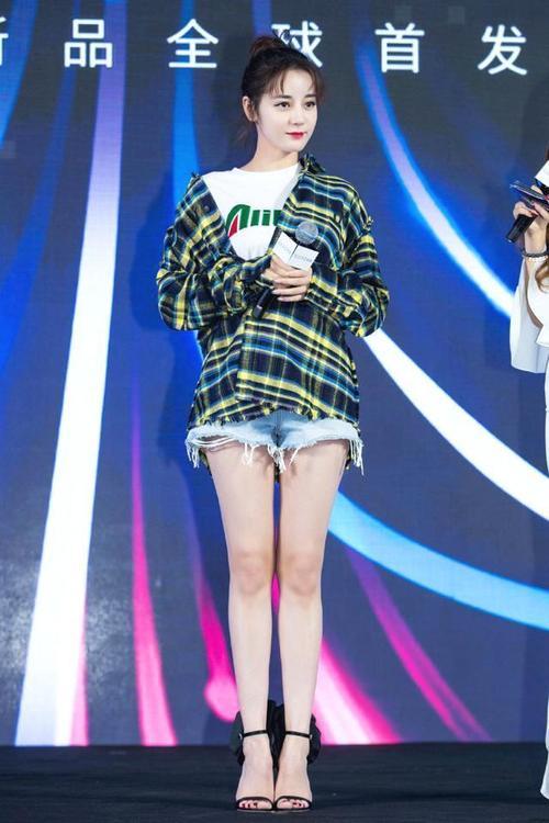 迪丽热巴一身白穿的很苗条,但一看脚好肥!_【