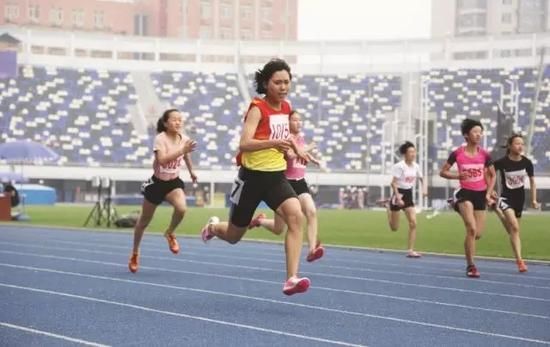河北省第十五届运动会田径女子组预赛开赛