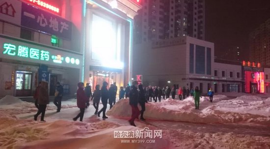 哈尔滨大妈有多疯狂?顶着暴雪和8级风坚持跳广场舞