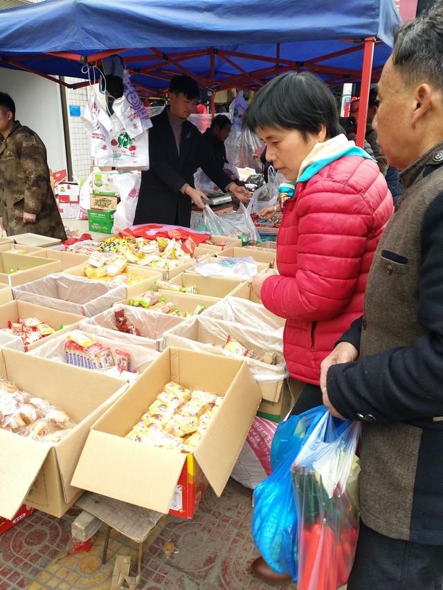 看看农村集市上，真正一天毛收入上万的地摊，现场难以控制