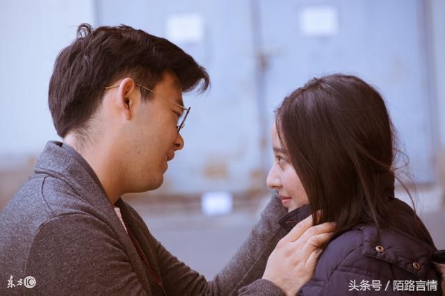 小姑子出嫁我随礼两百，看到台上新郎，我捂住嘴巴离婚了