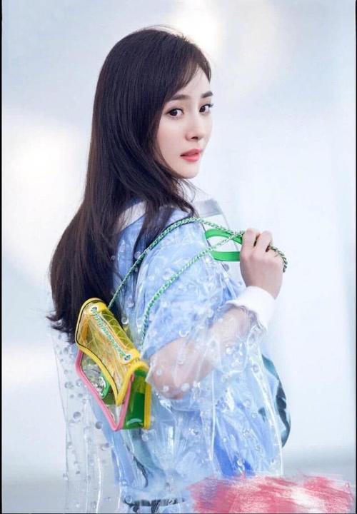 杨幂三万五的香奈儿塑料雨衣两万的香奈儿包包