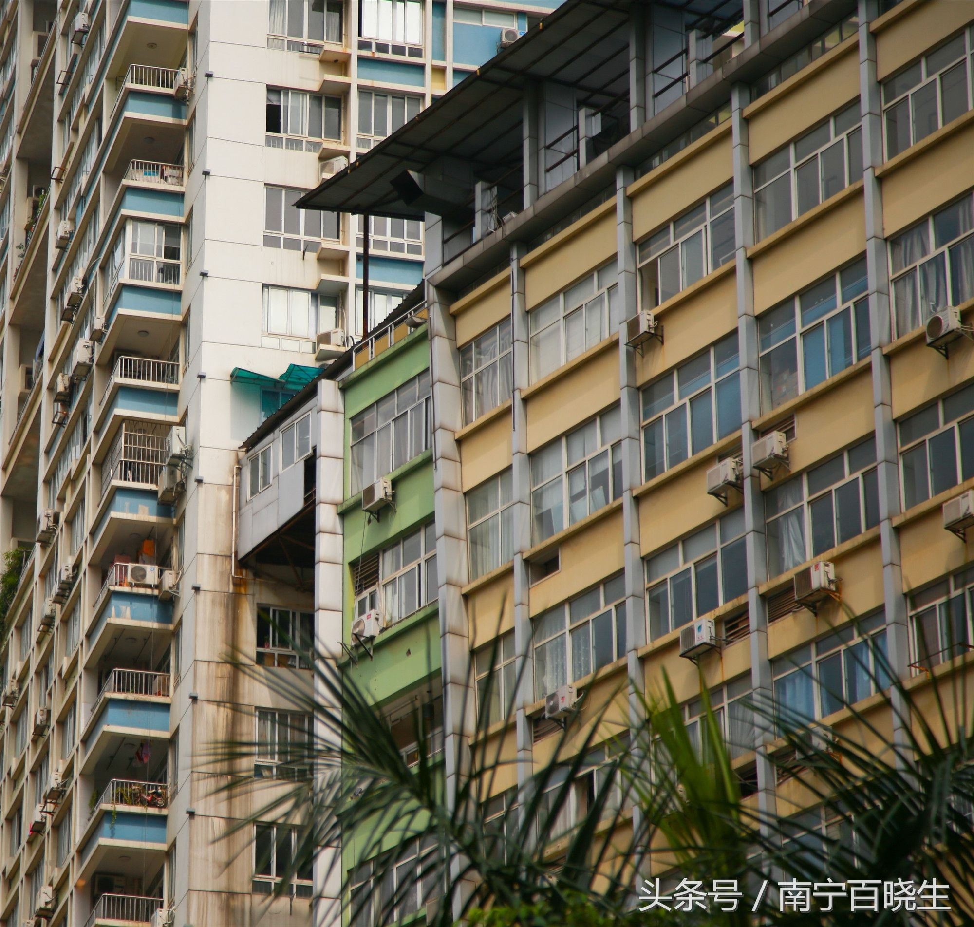 实拍:广西南宁网红“空中别墅”横跨两栋楼 官方:属合法建筑