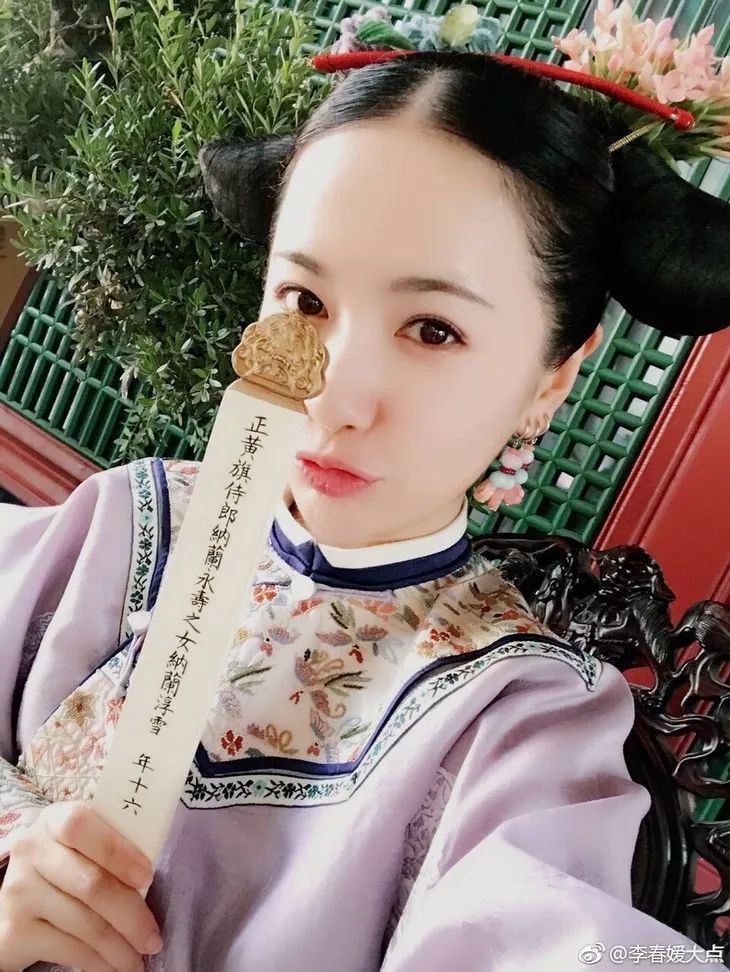 COCO觉得可能没有人没在看《延禧攻略》吧!每天都被这部剧刷爆朋友圈,魏姐可是现在姑娘们的人生目标啊! 昨晚刚刚更新的两集中,卫龙CP可谓大大撒糖!皇上一个不小心就对魏姐说了:朕就喜欢你这样的坏女人 so,今天立马热搜第一! 昨晚你魏姐还气炸了纯贵妃,扳倒了小嘉嫔,可谓精彩不断!