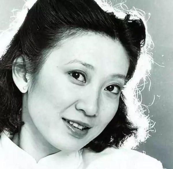 64岁林青霞与67岁施南生韩国旅游现身,依旧容