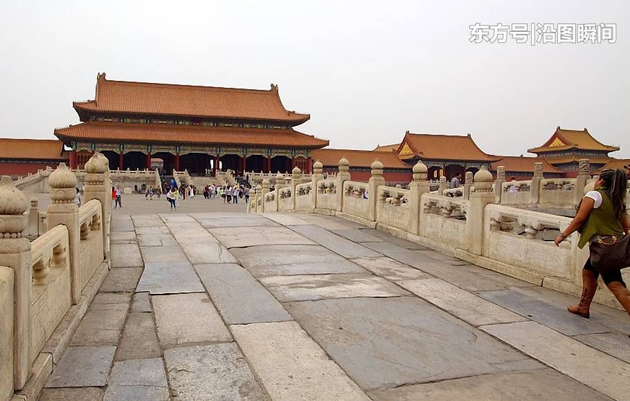 环游北京故宫，场面繁华热闹，俄罗斯女孩现身宫内
