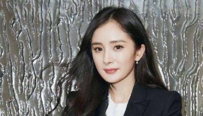 杨幂为了美真拼!这么短的连体装都敢挑战,意外秀出“漫画腿”! mg官方网址