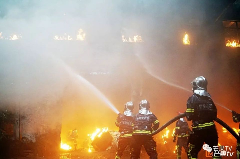 张丹峰徒手攀爬帅爆全场!为消防战士们疯狂点