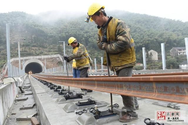 杭黄铁路建设者加紧铺轨