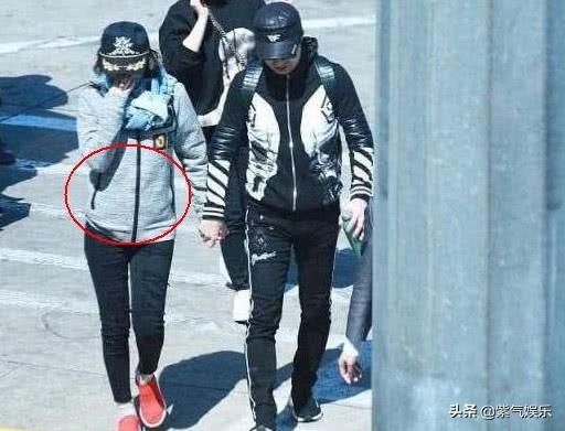 章子怡和老公现身机场十指相扣,小腹微隆,孕味